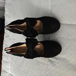 Super cute black velvet bow heels size 4 $15
